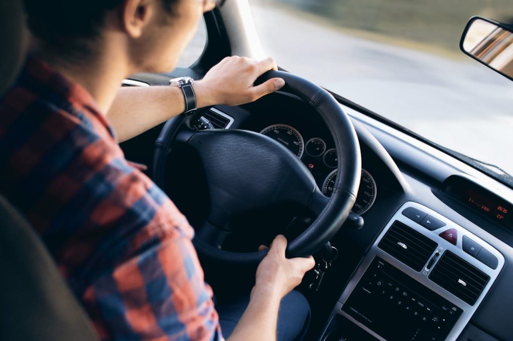 Homme avec attestation d'assurance voiture et inscrit sur le fichier des véhicules assurés